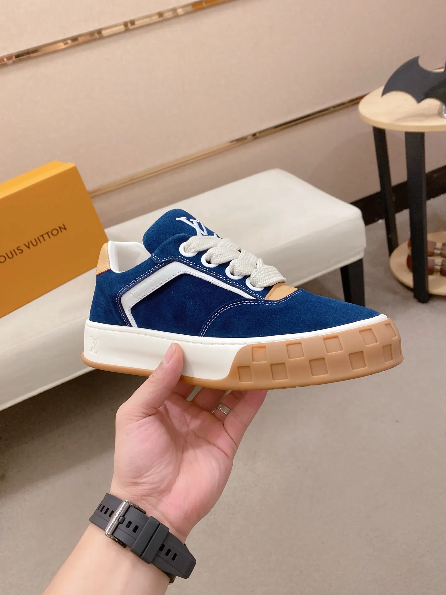 Factory price: 480💰 LV 🫏The colorful interpretation of BUTTERSOFT sneakers combines sheepskin, The colorful interpretation of LV BUTTERSOFT sneakers combines sheepskin and calfskin for a super soft feel. Designed by Pharrell Williams, this '60s-inspired shoe features a padded upper that's been crafted by Louis Vuitton craftsmen to further enhance the comfort of the leather. In addition to the LV initials, it features multiple signatures, including natural leather trim and an embossed pattern of Pharrell Williams and lobster on the side, referencing the Fall/Winter 2025 men’s show. A must-have artifact for fashionistas✅ Code number 38-44